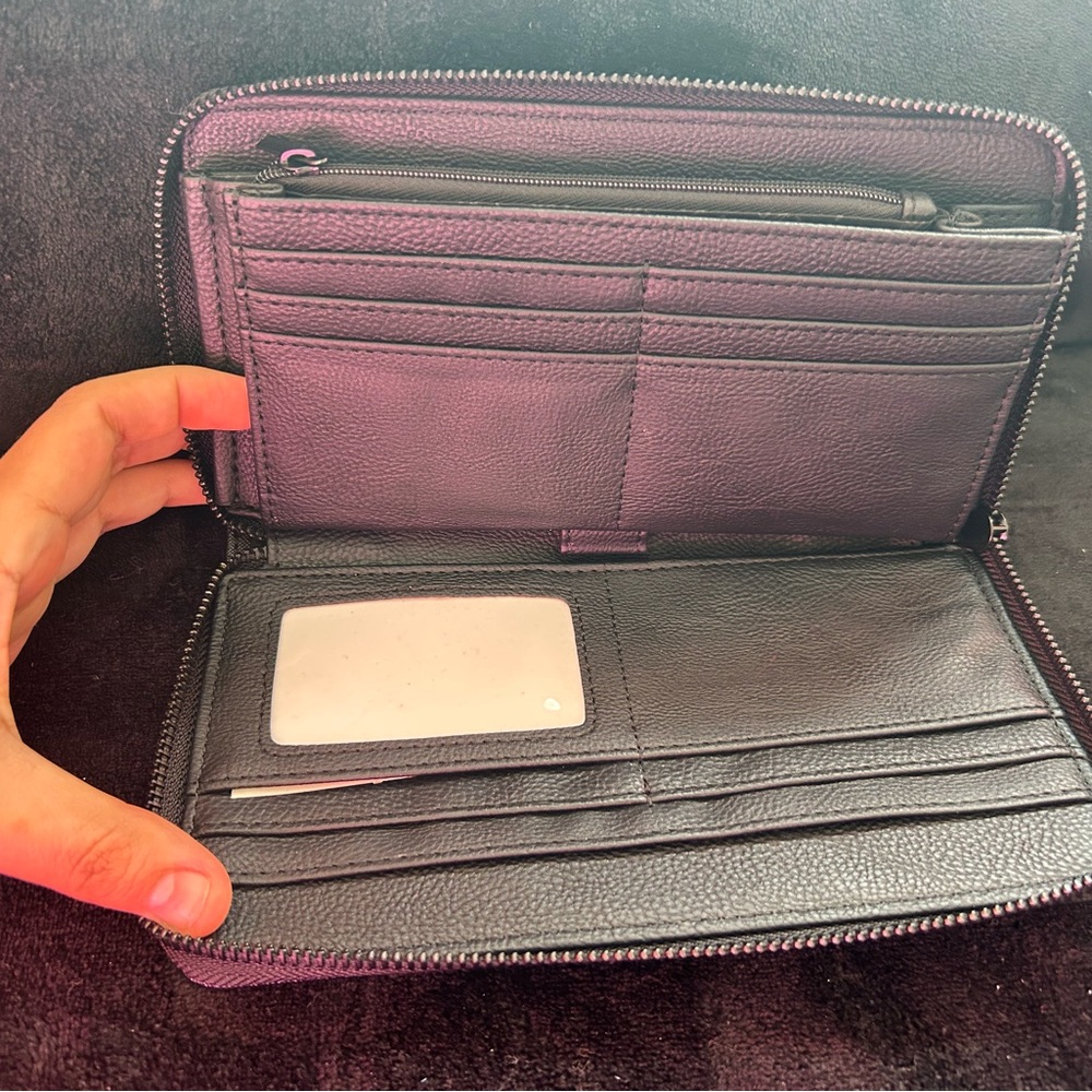 Steve Madden Elegant Black Wallet - Picture 3 of 7